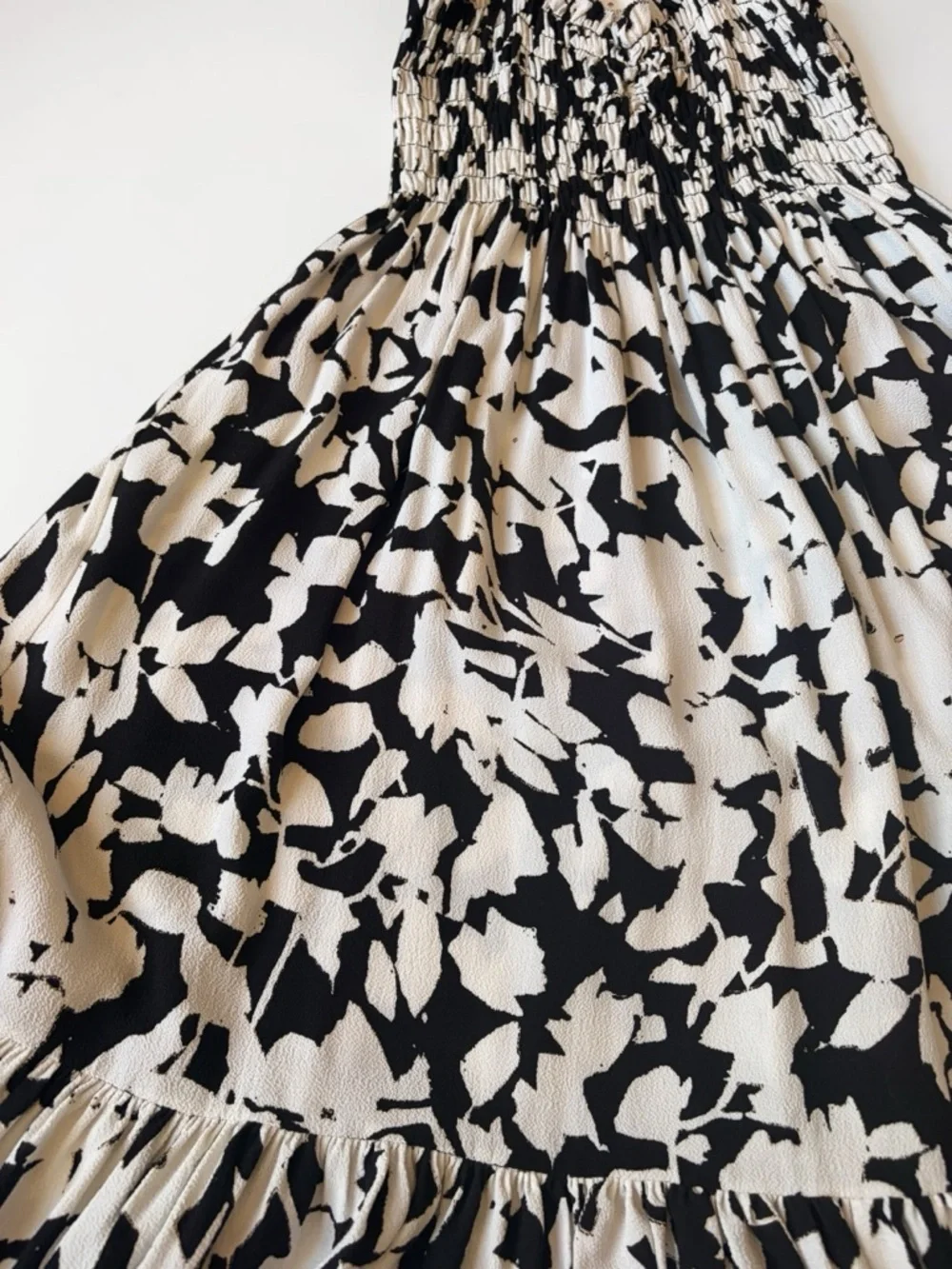 Kate Spade Black and White Crepe Floral Smocked Midi Dress Tiered Strappy Sz 10